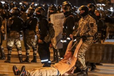 Стало известно, сколько протестующих задержали в Беларуси