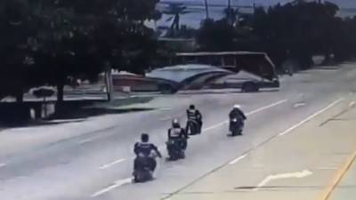 Три мотоциклиста погибли в результате столкновения с буксировочным тросом. Видео