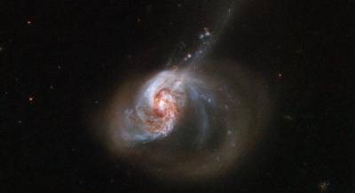 Хаббл сделал снимок "пылающей" галактики