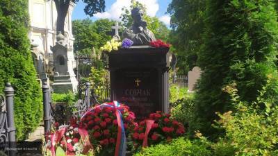 Вдова Собчака рассказала об утопающей в цветах могиле мужа