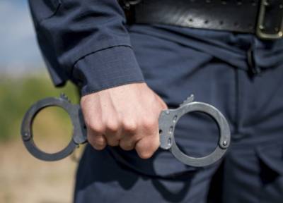 Били и надели наручники: в Москве арестовали полицейских, подбросивших наркотики