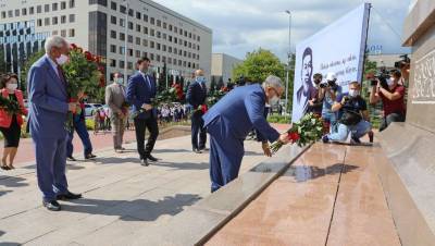 В столице возложили цветы к памятнику Абая
