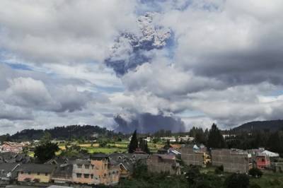 В Индонезии "проснулся" вулкан: Столб пепла достиг 5 километров