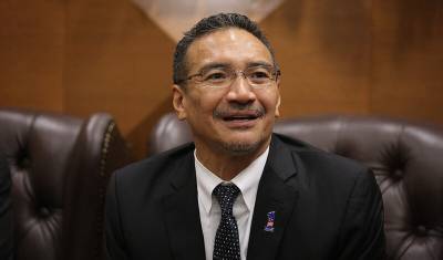 Главу МИД Малайзии оштрафовали за курение на заседании парламента