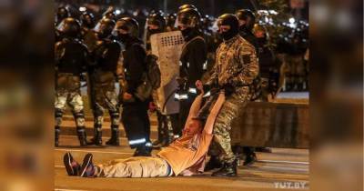 На фото, ставшем символом протестов в Беларуси, силовики тащат российского пропагандиста
