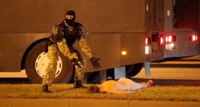 "Я его отпустил!": это фото происходящего в Минске говорит само за себя