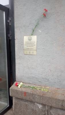 К отделению посольства Белоруссии в Екатеринбурге принесли гвоздики