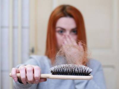 Эксперты перечислили причины выпадения волос