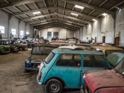 На заброшенном складе в Португалии нашли 50 одинаковых автомобилей