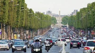 Отдельные районы Парижа возвращают обязательное ношение масок из-за коронавируса