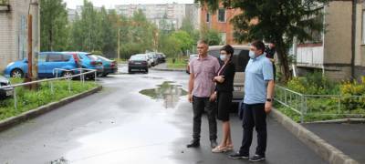 Депутаты Петросовета обсудили вопрос: как убрать лужу, появившуюся на новом асфальте у дома на Кукковке