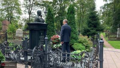 Беглов возложил цветы к могиле первого мэра Петербурга Собчака