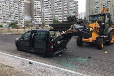 В Киеве во время ремонта дороги трактор проломил легковушке крышу