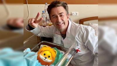 Со смайлом львенка на лице: 62-летний Сюткин показал новорожденного сына