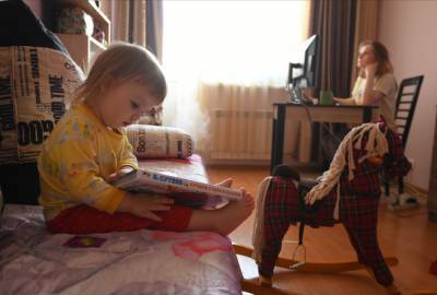 Минтруд РФ назвал число семей с детьми, получающих выплаты от государства