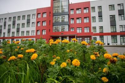 В Екатеринбурге открыли новую школу на 1,2 тыс. мест и уже набрали туда 1,4 тыс. детей