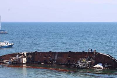 К затонувшему у берегов Одессы танкеру "Делфи" подошел плавучий кран