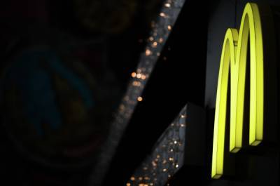 McDonald's подал в суд на экс-главу компании из-за сексуальных домогательств
