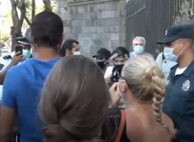 Полиция подвергла приводу активистов, которые всего лишь играли в вышибалы перед зданием парламента Армении