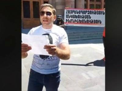 Группа ливанских армян провела акцию протеста перед зданием Правительства Армении