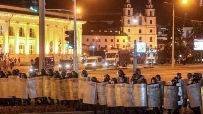 Власти Беларуси готовятся к новым протестам: убирают мусорные баки, скамейки и стягивают военную технику