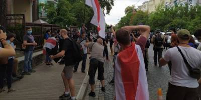 Долой Луку урода: под посольством Беларуси в Украине началась акция протеста