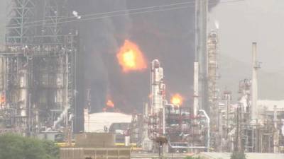Молния вызвала пожар на нефтехимическом заводе
