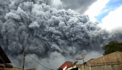 В Индонезии проснулся вулкан: в небо поднялся 5-километровый столб пепла