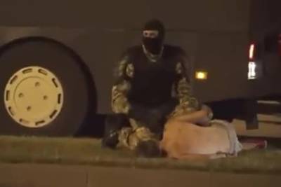 Появилось видео с ОМОН и считавшимся погибшим демонстрантом в Минске