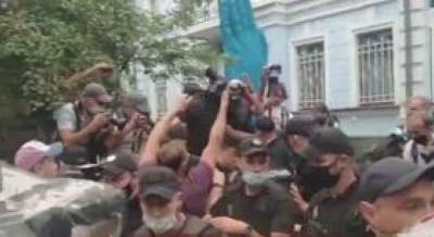 Во время акции под посольством Беларуси в Киеве жгли фаера, произошли стычки (видео)
