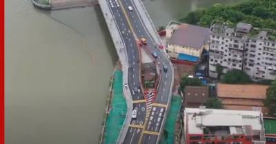 В Китае автомобильный мост построили вокруг частного дома. Видео