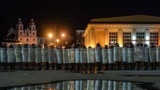 Второй вечер протестов в Беларуси: в центре Минска вновь много милиции и автозаки