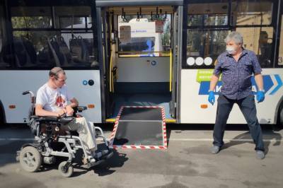Инвалиды-колясочники устроили тренинг для водителей автобусов