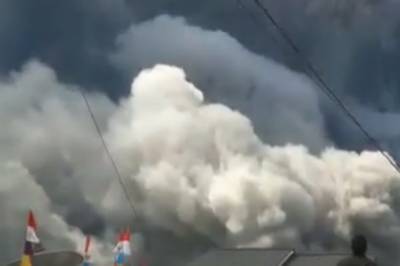 В Индонезии вулкан Синабунг выбросил столб пепла высотой пять километров
