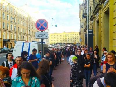 У посольства Белоруссии в Петербурге собралось более 140 человек