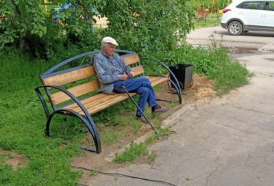 В рамках проекта «Уютный двор» у одного из домов в Сосново появились новые скамейки