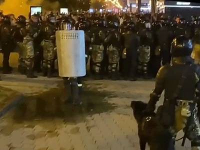В Минске снова задерживают мирных протестующих — работает военный спецназ, слышны взрывы и стрельба