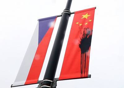 Активисты обнародовали видео атаки на китайские флаги в Праге