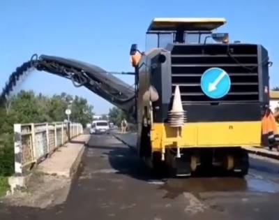 В Запорожской области при ремонте дороги подрядчики сыпали асфальт в реку