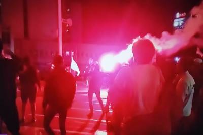 Светошумовые гранаты и резиновые пули: силовики разгоняют протестующих в Минске и Бресте