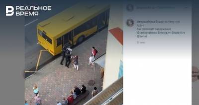 Белорусские силовики чуть не запихнули задержанного в пассажирский автобус