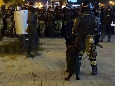 К станции метро «Спортивная» в Минске стягиваются протестующие в защитной амуниции