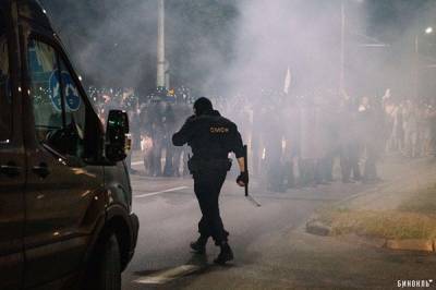 Протестующие в Минске забрасывают силовиков коктейли Молотова и запускают в них фейерверки