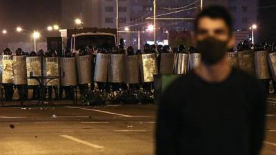 Участники акций протеста в Минске забросали силовиков фейерверками