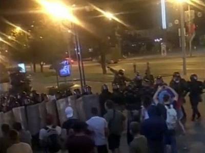 В Минске силовики разогнали демонстрантов и разрушили баррикады в районе метро «Пушкинская»