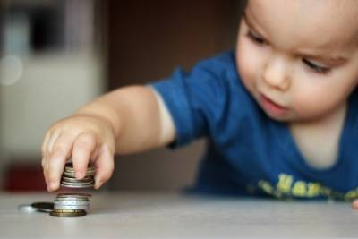 Минтруд РФ изучает возможность увеличения пособия на детей 3-7 лет