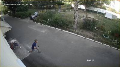 В Сети появилось видео, как подросток в Томске крадет деньги у женщины