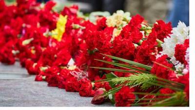 Петербуржцы принесли цветы к посольству Белоруссии