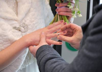Около 7,3 тысячи пар в Москве заключили брак в июле