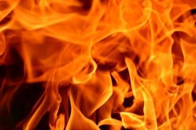 Три гаража горели ночью на Софийской улице